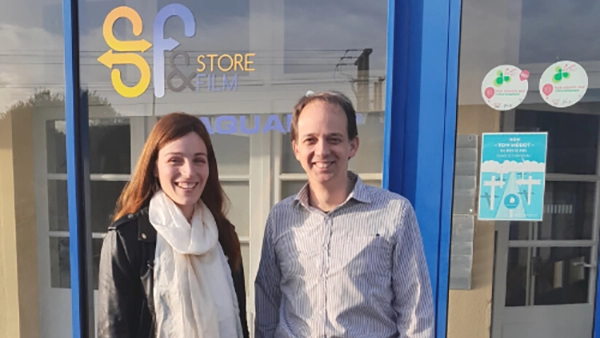 Lucie et Benjamin du Petit Thouars posant devant les bureaux de Store & Film en 2023, désormais Énergère.