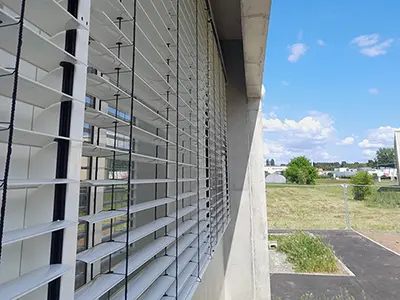 Brise-soleil orientables, au collège Pierre Belon de Cérans-Foulletourte, par Énergère Store & Film.