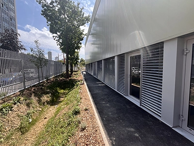 Brise-soleil orientables (BSO) Schenker installés par Énergère au dojo du complexe sportif des Malassis, à Bagnolet.