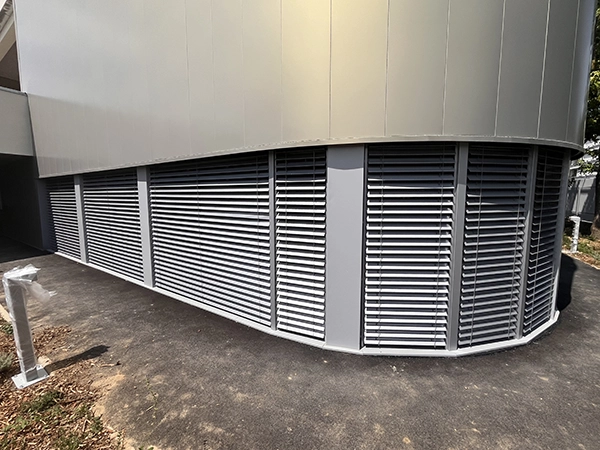 Brise-soleil orientables (BSO) Schenker installés par Énergère au dojo du complexe sportif des Malassis, à Bagnolet.
