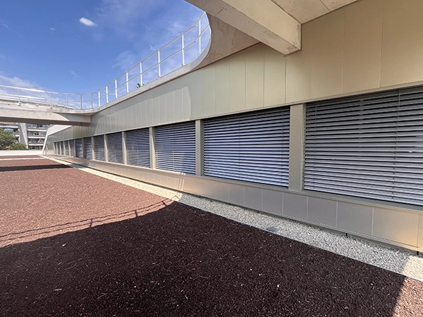 Brise-soleil orientables (BSO) Schenker installés par Énergère au dojo du complexe sportif des Malassis, à Bagnolet.
