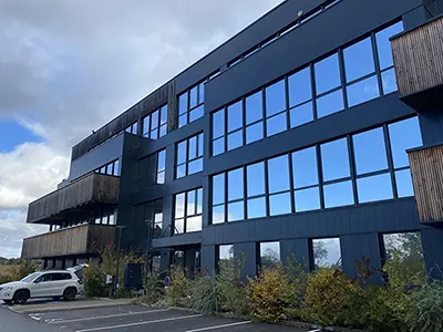 Façade sud-ouest de l'immeuble Altis conçu par l'agence AB Architecture, à Strasbourg, avec des vitrages recouverts d'un film adhésif de protection solaire appliqué par Énergère.