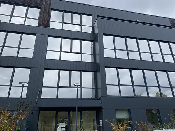 Façade sud-ouest de l'immeuble Altis conçu par l'agence AB Architecture, à Strasbourg, avec des vitrages recouverts d'un film adhésif de protection solaire appliqué par Énergère.