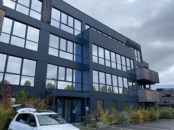 Façade sud-ouest de l'immeuble Altis conçu par l'agence AB Architecture, à Strasbourg, avec des vitrages recouverts d'un film adhésif de protection solaire appliqué par Énergère.