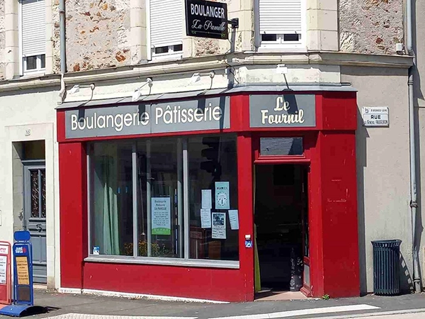 Film de protection solaire Clarity 245 XC posé par Énergère sur la vitrine d'une boulangerie, à Saint-Georgers-sur-Loire.
