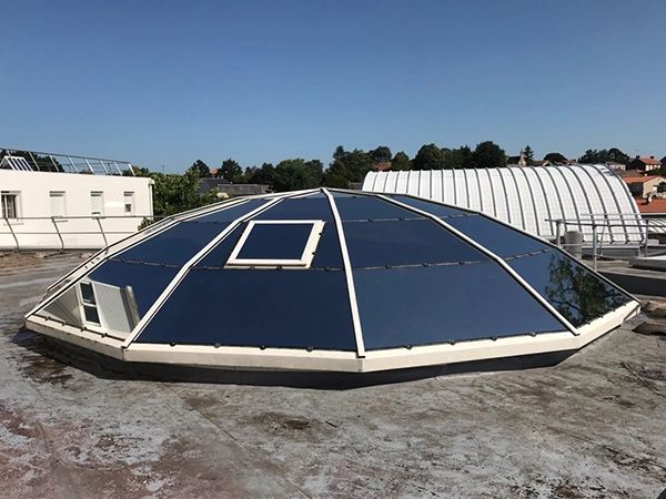 Film adhésif solaire Chrome 285 XC installé par Énergère sur le dôme de verre du foyer de vie Les Hauts de Sèvre, à Mortagne-sur-Sèvre.