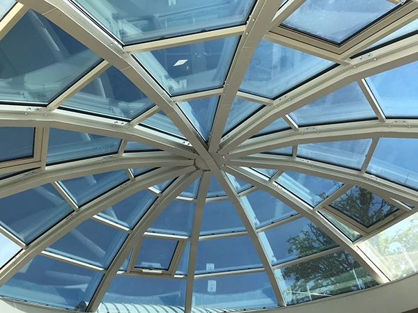 Film adhésif solaire Chrome 285 XC installé par Énergère sur le dôme de verre du foyer de vie Les Hauts de Sèvre, à Mortagne-sur-Sèvre.
