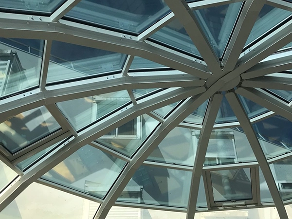 Film adhésif solaire Chrome 285 XC installé par Énergère sur le dôme de verre du foyer de vie Les Hauts de Sèvre, à Mortagne-sur-Sèvre.