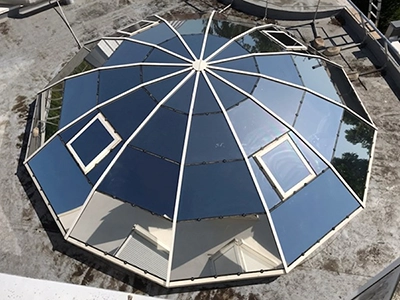 Film adhésif solaire Chrome 285 XC installé par Énergère sur le dôme de verre du foyer de vie Les Hauts de Sèvre, à Mortagne-sur-Sèvre.