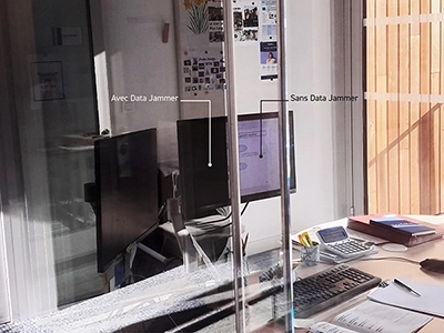 Film Data Jammer installé par Énergère dans un bureau de la Soclova, à Angers.