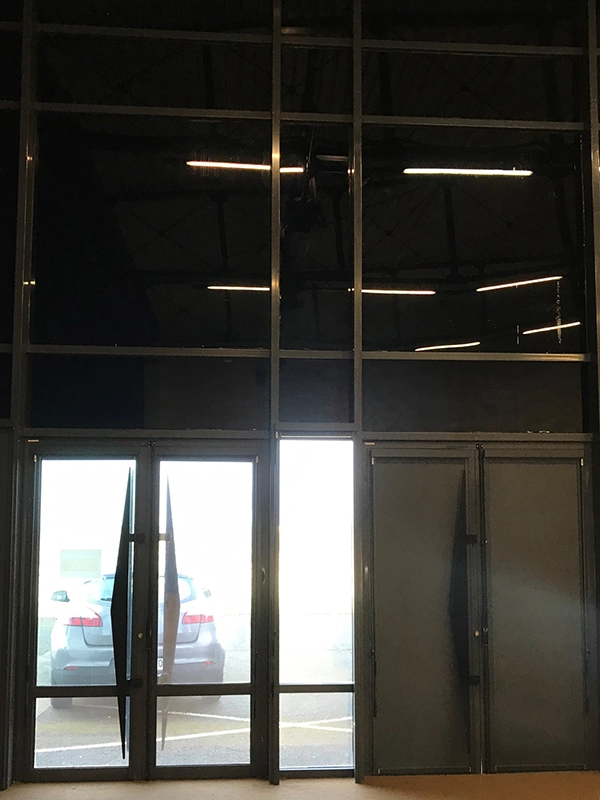 Film occultant installé par Énergère au centre culturel La Closerie, à Montreuil-Bellay.