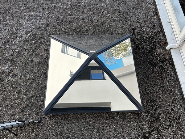 Film adhésif de protection solaire Argent 80 XC posé par Énergère sur un lanterneau pyramidal de la résidence Les Jardins du Vert Praud, à Rezé.