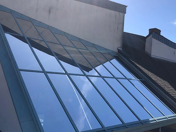 Films adhésifs de protection solaire posés par Énergère sur les verrières des établissements Saint-Martin, à Beaupréau.