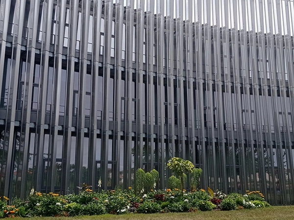 Film solaire Argent 80 XC installé par Énergère à l'Hôtel des communes du pays des Herbiers, aux Herbiers.