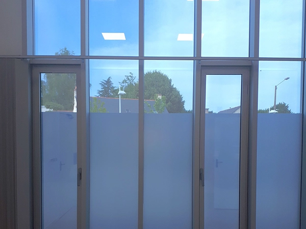 Film solaire installé par Énergère au pôle santé de Baugé-en-Anjou.