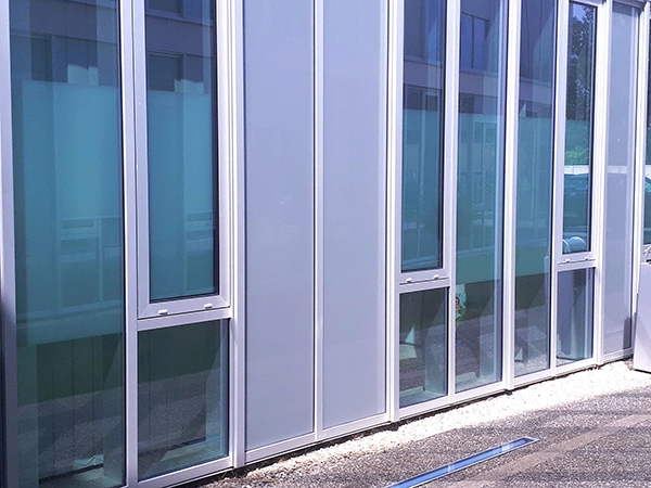 Film solaire installé par Énergère au pôle santé de Baugé-en-Anjou.