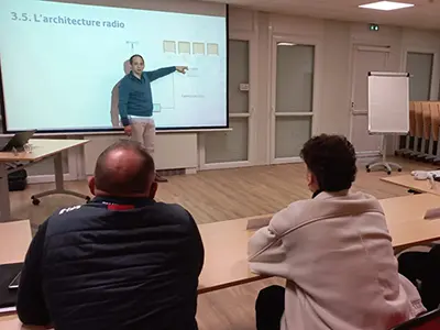 Benjamin du Petit Thouars, dirigeant d'Énergère, animant une formation sur la GTC de la protection solaire des bâtiments devant des participants.