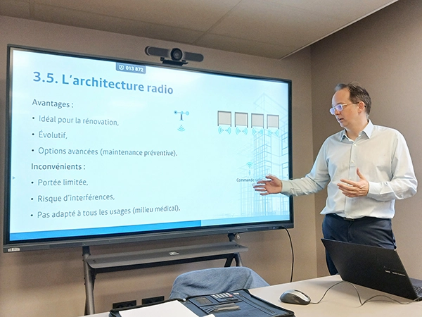 La gestion technique centralisée (GTC) de la protection solaire des bâtiments expliquée par Benjamin du Petit Thouars, dirigeant d'Énergère, lors d'une formation donnée dans les locaux de la Fédération du Bâtiment et des TP de la Sarthe, au Mans.