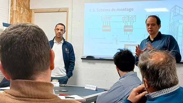 Benjamin du Petit Thouars, dirigeant d'Énergère, et Maxime Thomas, expert smart building chez Énergère, animent une formation sur la GTC de la protection solaire des bâtiments, dans les locaux techniques d'Énergère.