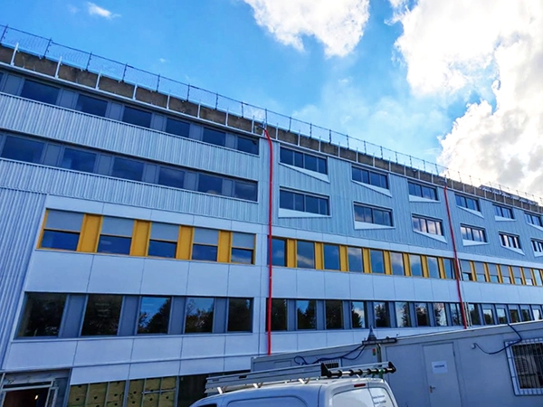Façade d'un des bâtiments de la cité scolaire Réaumur-Buron, à Laval.