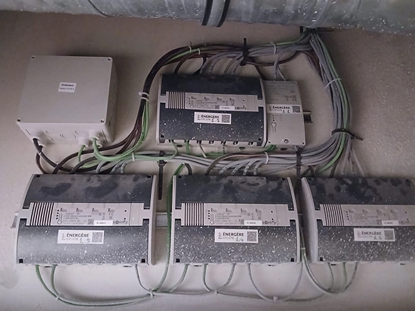Motor Controller Somfy installés par Énergère pour la GTC des BSO au dojo du complexe sportif des Malassis, à Bagnolet.