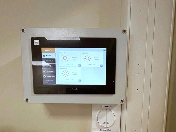 Touch Building Controller Somfy installé par Énergère pour la GTC des BSO au dojo du complexe sportif des Malassis, à Bagnolet.