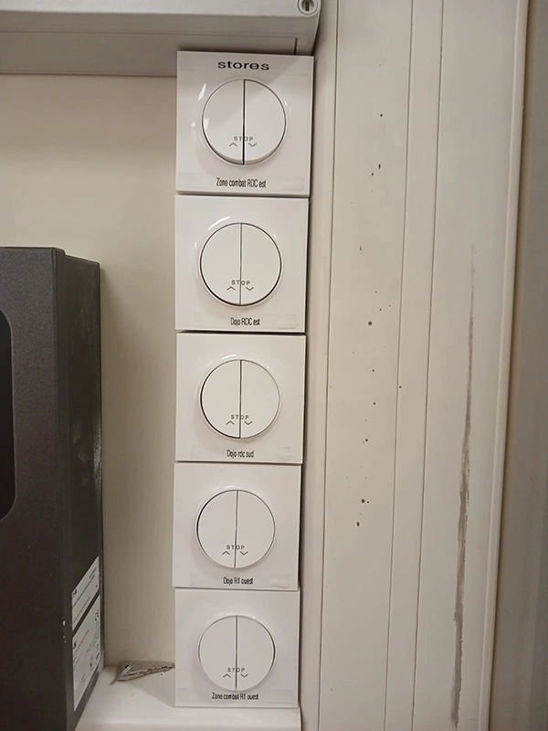 Commandes murales radios Somfy installées par Énergère pour la GTC des BSO au dojo du complexe sportif des Malassis, à Bagnolet.