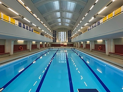 Intérieure de la piscine Château-Landon, à Paris.