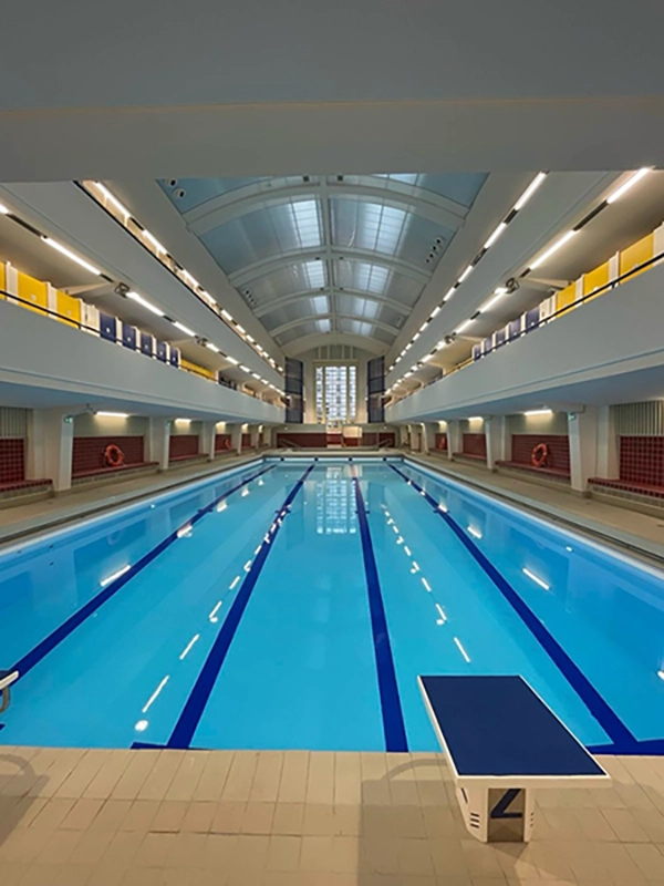 Intérieure de la piscine Château-Landon, à Paris.
