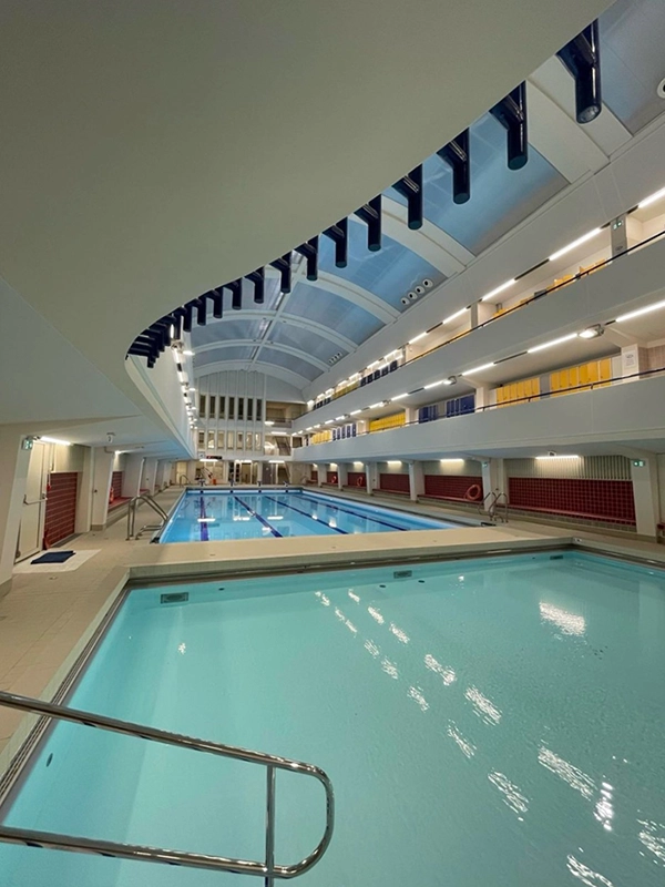 Intérieure de la piscine Château-Landon, à Paris.