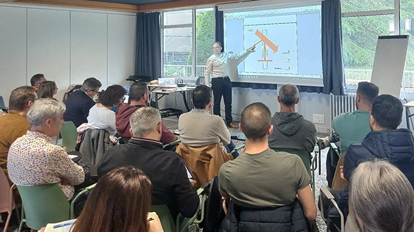 Benjamin du Petit Thouars, dirigeant d'Énergère, présentant la protection solaire lors de la matinée “Réduire l’inconfort thermique dans les bâtiments de santé en période estivale” organisée par le dispositif Efficacité Transition Énergétique en Santé de la MAPES.