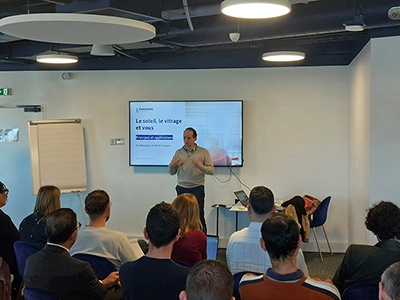 Benjamin du Petit Thouars, dirigeant d'Énergère, présentant la protection solaire des bâtiments devant un parterre de représentants d'établissements de santé des Pays de la Loire.