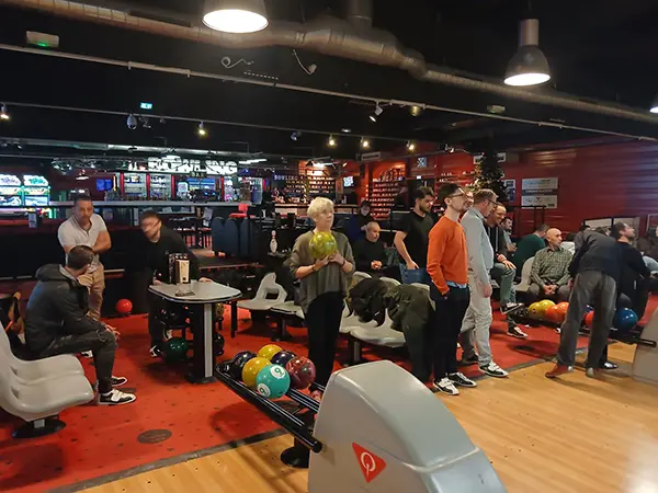 Les équipes d'Énergère en pleine partie de bowling, au Bowling Red Bowl, à Sainte-Gemmes-sur-Loire, en décembre 2025.