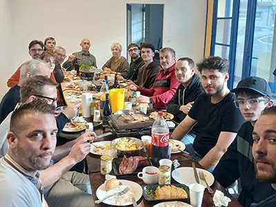 Les équipes d'Énergère en train de déjeuner dans les locaux de l'entreprise, en décembre 2025.