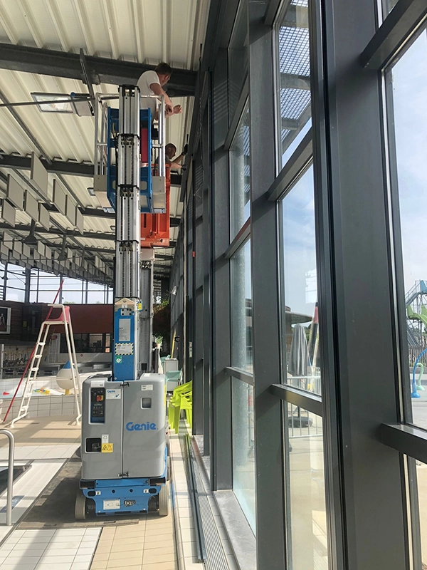 Une équipe d'Énergère réentoile un store intérieur enrouleur au centre aquatique L'Îlébulle à La Flèche.