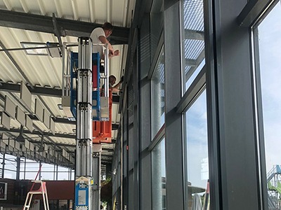 Une équipe d'Énergère réentoile un store intérieur enrouleur au centre aquatique L'Îlébulle à La Flèche.