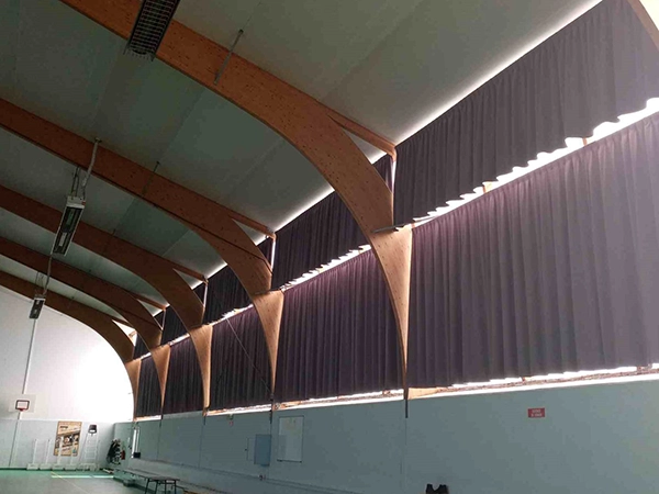 Rideaux installés par Énergère à la salle omnisport Les Boulays, à Sainte-Gemmes-sur-Loire.