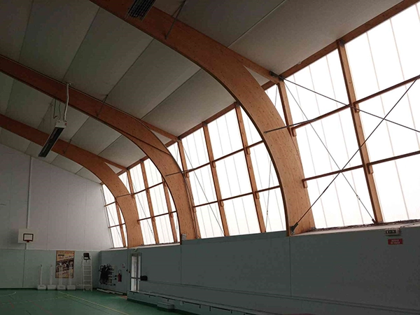 Rideaux installés par Énergère à la salle omnisport Les Boulays, à Sainte-Gemmes-sur-Loire.