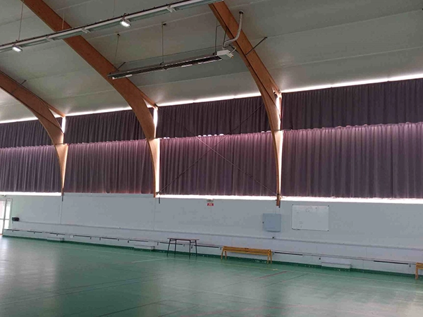 Rideaux installés par Énergère à la salle omnisport Les Boulays, à Sainte-Gemmes-sur-Loire.
