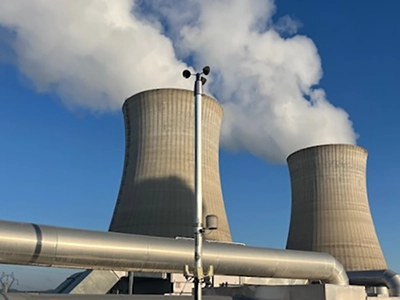 Station météorologique et tours aéroréfrigérantes à la centrale nucléaire de Dampierre.