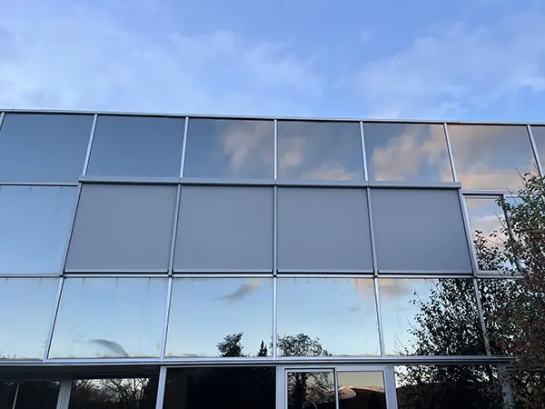 Stores toiles pour mur-rideau PRM avec guidage easyZIP de chez Warema, à l’entreprise Buisard, à Sablé-sur-Sarthe.