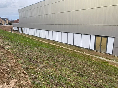 Stores toiles verticaux résistants au vent au gymnase Raymond Queneau, à Yvetot.