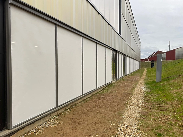 Stores toiles verticaux résistants au vent au gymnase Raymond Queneau, à Yvetot.
