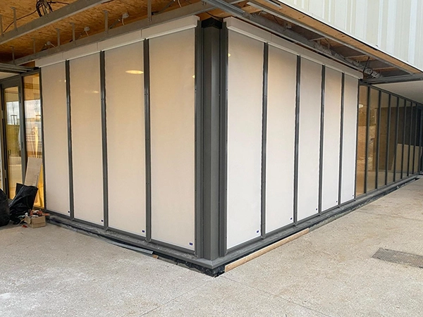 Stores toiles verticaux résistants au vent au gymnase Raymond Queneau, à Yvetot.