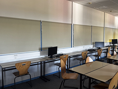 Stores intérieurs enrouleurs installés par Énergère à la bibliothèque universitaire de La Roche-sur-Yon.