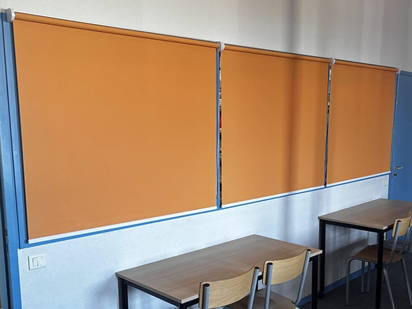 Stores intérieurs enrouleurs installés par Énergère à la bibliothèque universitaire de La Roche-sur-Yon.