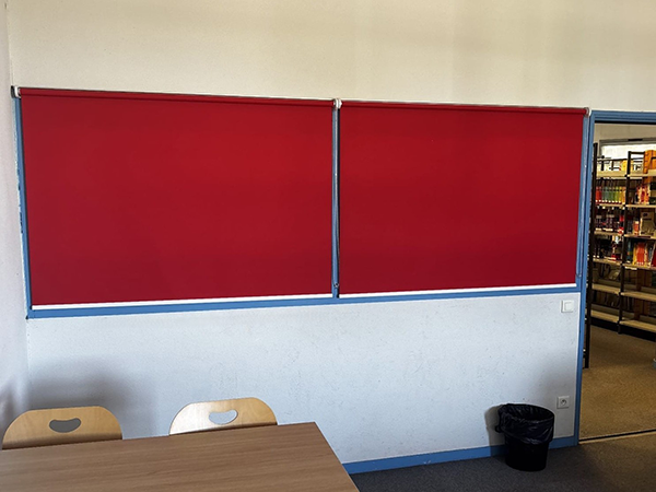 Stores intérieurs enrouleurs installés par Énergère à la bibliothèque universitaire de La Roche-sur-Yon.