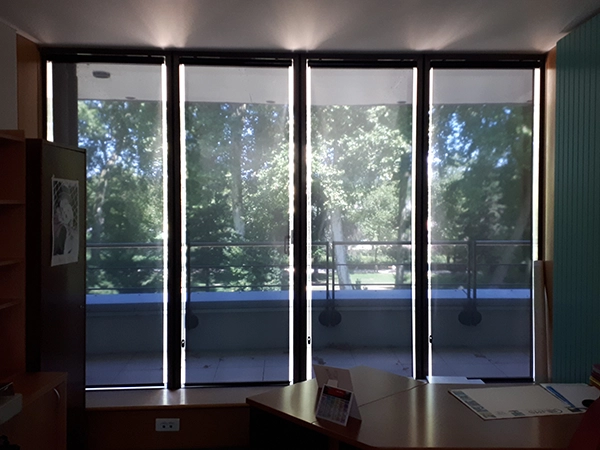 Stores intérieurs enrouleurs à toile Cobalt installés par Énergère à la mairie de La Flèche.
