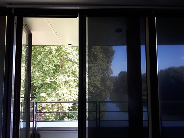 Stores intérieurs enrouleurs à toile Cobalt installés par Énergère à la mairie de La Flèche.