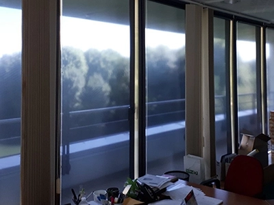 Stores intérieurs enrouleurs à toile Cobalt installés par Énergère à la mairie de La Flèche.